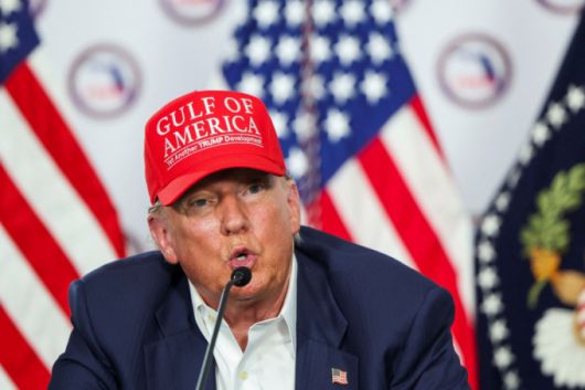 도널드 트럼프 미국 대통령이 1일(현지시간) 미국 플로리다주 오초피에 있는 '앨리게이터 앨커트래즈'로 불리는 임시 이민자 구금시설을 찾아 연설하고 있다. /로이터=뉴스1