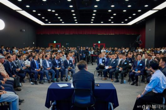 [서울=뉴시스] 이재명 대통령이 25일 광주 국립아시아문화전당에서 광주시민·전남도민과 타운홀미팅을 하고 있다. (사진=대통령실 제공) 2025.06.25. photo@newsis.com *재판매 및 DB 금지 /사진=