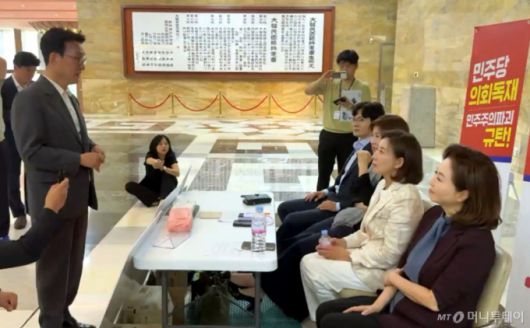 김민석(왼쪽) 국무총리 후보자가 30일 오후 서울 여의도 국회 로텐더홀에서 철야 농성 중인 나경원 국민의힘 의원과 대화를 나누고 있다. 오른쪽부터 김민전 의원. 나 의원, 김미애 의원, 박충권 의원. (사진=독자 제공)2025.06.30. /사진=뉴시스 /사진=조성봉