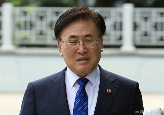 (서울=뉴스1) 박정호 기자 = 유상임 과학기술정보통신부 장관이 2일 오후 내란특검 조사를 받기 위해 서울 서초구 서울고검 청사로 출석하며 취재진의 질문을 받고 있다.  2025.7.2/뉴스1  Copyright (C) 뉴스1. All rights reserved. 무단 전재 및 재배포,  AI학습 이용 금지. /사진=(서울=뉴스1) 박정호 기자