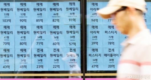 (서울=뉴스1) 황기선 기자 = 1일 서울 시내의 한 공인중개사무소에 매물 안내문이 붙여져 있다.  이날 한국부동산원에 따르면 6월 23일 기준 서울 아파트 매매가격은 전주 대비 0.43% 상승했다. 이는 2018년 9월 둘째 주(0.45%) 이후 6년 9개월 만에 가장 높은 주간 상승률로 집값 급등기였던 2020년보다도 큰 오름폭이다. 2025.7.1/뉴스1  Copyright (C) 뉴스1. All rights reserved. 무단 전재 및 재배포,  AI학습 이용 금지. /사진=(서울=뉴스1) 황기선 기자