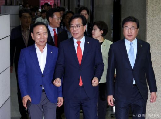 송언석 국민의힘 비상대책위원장 겸 원내대표가 1일 오후 서울 여의도 국회에서 열린 비공개 비대위회의에 참석하고 있다. 왼쪽부터 박덕흠 비대위원, 송언석 비대위원장, 김대식 비대위원. 2025.07.01. /사진=뉴시스 /사진=김금보