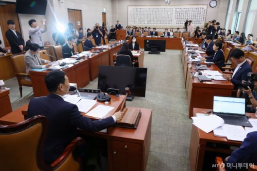 (서울=뉴스1) 이광호 기자 = 2일 오전 서울 여의도 국회에서 열린 법제사법위원회  제1차 법안심사제1소위원회에서 김용민 위원장이 의사봉을 두드리며 안건을 상정하고 있다.  2025.7.2/뉴스1  Copyright (C) 뉴스1. All rights reserved. 무단 전재 및 재배포,  AI학습 이용 금지. /사진=(서울=뉴스1) 이광호 기자