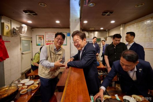 [서울=뉴시스] 이재명 대통령이 26일 서울 용산 대통령실 앞의 골목 상권인 대구탕집을 찾아 시민과 대화를 하고 있다. (사진=대통령실 제공) 2025.06.26. photo@newsis.com  *재판매 및 DB 금지 /사진=박영태