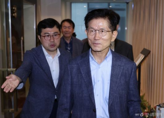 김문수 전 대선 후보가 20일 오전 서울 여의도 국회 인근 식당에서 차명진·박계동 전 의원 등 캠프 관계자들과 식사를 위해 이동하고 있다. 2025.06.20. /사진=뉴시스 /사진=김명년