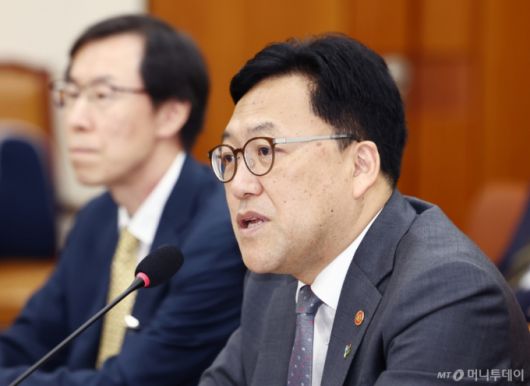 (서울=뉴스1) 김민지 기자 = 김병환 금융위원장이 30일 오전 서울 여의도 국회에서 열린 2025년도 제2회 추가경정예산안 관련 정무위원회 전체회의에서 의원 질의에 답변하고 있다. 2025.6.30/뉴스1  Copyright (C) 뉴스1. All rights reserved. 무단 전재 및 재배포,  AI학습 이용 금지. /사진=(서울=뉴스1) 김민지 기자