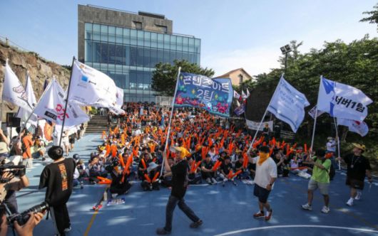 민주노총 화학섬유식품노조 넥슨지회 네오플분회 소속 네오플 본사 직원들이 25일 오후 제주시 노형동 네오플 사옥 내 농구장에서 고강도 노동과 성과급 문제를 거론하며 파업 결의대회를 열고 있다. /사진=뉴시스