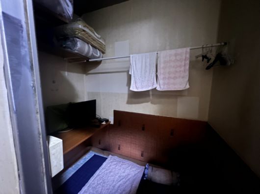 서울 용산구 동자동 쪽방촌에 위치한 한 쪽방 내부 모습. 해당 쪽방은 창문이 없어 출입문을 열어야만 환기가 가능해 보였다./사진=민수정 기자.