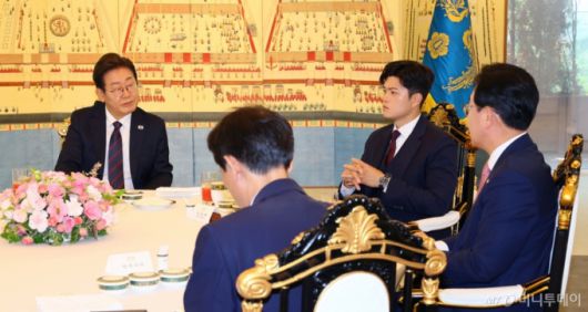 [서울=뉴시스] 최진석 기자 = 이재명 대통령이 22일 한남동 관저에서 열린 여야 지도부와 오찬에서 송언석 국민의힘 원내대표의 발언을 듣고 있다. 왼쪽부터 이 대통령, 국민의힘 김용태 비상대책위원장, 송 원내대표, 우상호 정무수석. (대통령실통신사진기자단) 2025.06.22. myjs@newsis.com /사진=최진석