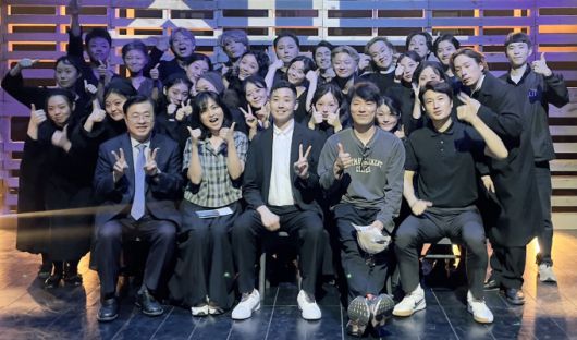 히라노 마코토 PD가 방문 일정을 마치고 순천향대 공연영상학과 구성원들과 기념촬영하고 있다./사진제공=순천향대