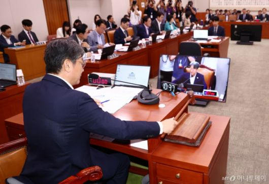 (서울=뉴스1) 김민지 기자 = 이춘석 법제사법위원장이 3일 오전 서울 여의도 국회에서 열린 상법 개정안 등에 대한 법제사법위원회 전체회의에서 안건을 상정하며 의사봉을 두드리고 있다. 2025.7.3/뉴스1  Copyright (C) 뉴스1. All rights reserved. 무단 전재 및 재배포,  AI학습 이용 금지. /사진=(서울=뉴스1) 김민지 기자