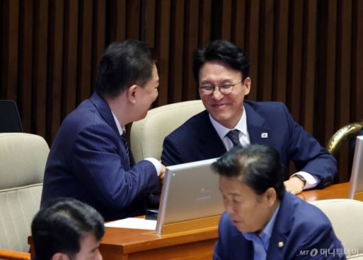 [서울=뉴시스] 김금보 기자 = 김민석 국무총리 후보자가 3일 서울 여의도 국회에서 열린 제426회 국회(임시회) 제4차 본회의에서 총리 임명동의안이 가결된 후 김병기 더불어민주당 대표 직무대행 겸 원내대표의 축하를 받고 있다. 2025.06.24. kgb@newsis.com /사진=김금보