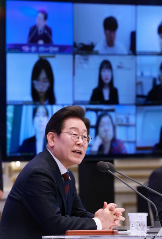 [서울=뉴시스] 고범준 기자 = 이재명 대통령이 3일 청와대 영빈관에서 열린 '대통령의 30일, 언론이 묻고 국민에게 답하다' 기자회견에서 출입기자들 질문에 답변하고 있다. 2025.07.03. bjko@newsis.com /사진=고범준