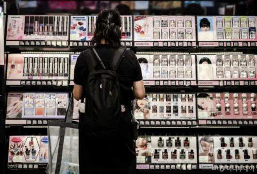 [서울=뉴시스] 정병혁 기자 = 27일 서울 중구 명동에 위치한 화장품 매장을 찾은 외국인 여행객들이 화장품을 살펴보고 있다.   지난해 국내 화장품 생산액이 17조원으로 사상 최대 실적을 기록했다. 화장품 수출은 102억 달러로 독일을 제치고 세계 3위로 올라섰다. '2024년 화장품 생산·수출·수입 통계'에 따르면 지난해 국내 화장품 생산 실적은 전년(14조5102억원) 대비 20.9% 증가한 17조5426억원을 기록했다. 지난해 수출실적은 전년(85억 달러)보다 20.3% 증가한 102억 달러(약 13조8819억원)로 집계돼 사상 최대 실적을 나타냈다. 2025.05.27. jhope@newsis.com /사진=정병혁