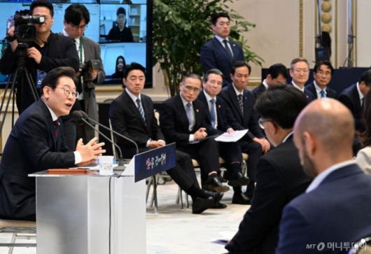 (AFP=뉴스1) 송원영 기자 = 이재명 대통령이 3일 청와대 영빈관에서 열린 ‘대통령의 30일, 언론이 묻고 국민에게 답하다’ 기자회견에서 발언하고 있다. ⓒ AFP=뉴스1  Copyright (C) 뉴스1. All rights reserved. 무단 전재 및 재배포,  AI학습 이용 금지. /사진=(AFP=뉴스1) 송원영 기자