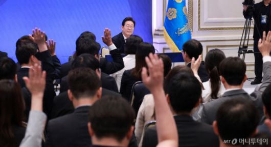 [서울=뉴시스] 고범준 기자 = 이재명 대통령이 3일 청와대 영빈관에서 열린 '대통령의 30일, 언론이 묻고 국민에게 답하다' 기자회견에서 출입기자들 질문을 받고 있다. 2025.07.03. bjko@newsis.combjko@newsis.com /사진=고범준