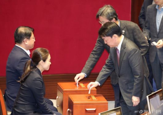 안철수 국민의힘 의원이 14일 서울 여의도 국회에서 윤석열 대통령 탄핵소추안을 안건으로 열린 제419회 국회(임시회) 제4차 본회의에서 탄핵안 투표를 하고 있다. 2024.12.14. /사진=뉴시스 /사진=고승민