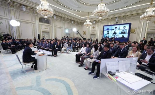 [서울=뉴시스] 고범준 기자 = 이재명 대통령이 3일 청와대 영빈관에서 열린 '대통령의 30일, 언론이 묻고 국민에게 답하다' 기자회견에서 풀뿌리 지역 기자들의 질문을 듣고 있다. 2025.07.03. bjko@newsis.com /사진=고범준