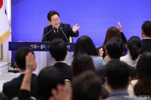 [서울=뉴시스] 고범준 기자 = 이재명 대통령이 3일 청와대 영빈관에서 열린 '대통령의 30일, 언론이 묻고 국민에게 답하다' 기자회견에서 출입기자 질문을 받고 있다.  (대통령실통신사진기자단) 2025.07.03. bjko@newsis.com /사진=