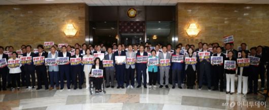 (서울=뉴스1) 김민지 기자 = 국민의힘 송언석 비상대책위원장 겸 원내대표를 비롯한 의원들이 본회의가 열린 3일 오후 서울 여의도 국회 로텐더홀에서 김민석 국무총리 후보자 임명동의안 표결에 불참한 뒤 규탄 피켓을 들고 구호를 외치고 있다. 2025.7.3/뉴스1  Copyright (C) 뉴스1. All rights reserved. 무단 전재 및 재배포,  AI학습 이용 금지. /사진=(서울=뉴스1) 김민지 기자