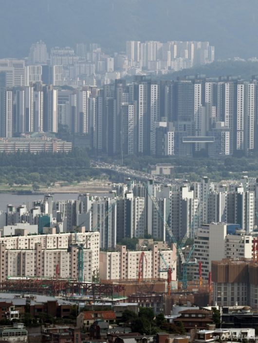 (서울=뉴스1) 민경석 기자 = 이재명 대통령이 3일 정부의 부동산 정책에 대해 "이번 대출 규제는 맛보기에 불과하다"며 "수요 억제책은 많이 남아있다"고 밝혔다.  이 대통령은 이날 서울 청와대 영빈관에서 열린 취임 30일 기념 기자회견에서  "수도권 집중이 심화되는 와중에 투기적 수요가 시장을 매우 교란하고 있다. 이러한 전체 흐름을 바꾸겠다"며 이같이 말했다.  사진은 이날 서울 중구 남산에서 바라본 강남 일대 아파트 단지 모습. 2025.7.3/뉴스1  Copyright (C) 뉴스1. All rights reserved. 무단 전재 및 재배포,  AI학습 이용 금지. /사진=(서울=뉴스1) 민경석 기자