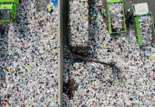 [수원=뉴시스] 김종택 기자 =  경기 수원시 영통구 수원시자원순환센터에 각 가정에서 쏟아져 나온 플라스틱 폐기물 등이 가득 쌓여 있다. 2025.04.21. jtk@newsis.com /사진=김종택