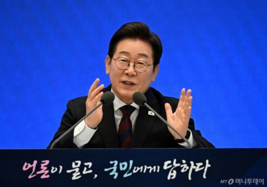 (로이터=뉴스1) 박세연 기자 = 이재명 대통령이 3일 서울 청와대 영빈관에서 열린 ‘대통령의 30일, 언론이 묻고 국민에게 답하다’ 기자회견에서 발언을 하고 있다.  ⓒ 로이터=뉴스1  Copyright (C) 뉴스1. All rights reserved. 무단 전재 및 재배포,  AI학습 이용 금지. /사진=(로이터=뉴스1) 박세연 기자