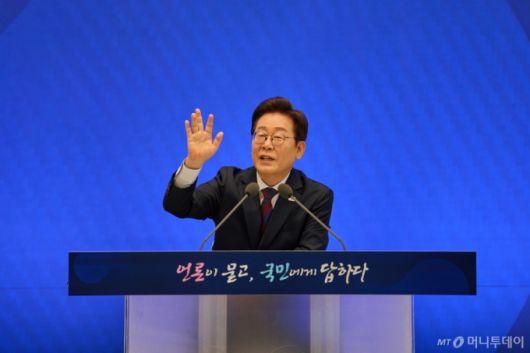 (서울=뉴스1) 허경 기자 = 이재명 대통령이 3일 서울 청와대 영빈관에서 열린 ‘대통령의 30일, 언론이 묻고 국민에게 답하다’ 기자회견에서 발언을 하고 있다. (대통령실 제공. 재판매 및 DB 금지) 2025.7.3/뉴스1  Copyright (C) 뉴스1. All rights reserved. 무단 전재 및 재배포,  AI학습 이용 금지. /사진=(서울=뉴스1) 허경 기자