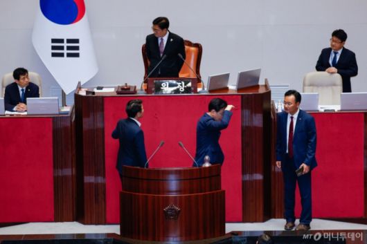 (서울=뉴스1) 안은나 기자 = 문진석 더불어민주당 원내수석부대표(의장석 앞 왼쪽부터), 송언석 국민의힘 비상대책위원장 겸 원내대표, 유상범 원내수석부대표가 4일 오후 서울 여의도 국회에서 제426회국회(임시회) 제5차 본회의 개의 지연 관련 우원식 의장과 대화한 뒤 자리로 향하고 있다. 2025.7.4/뉴스1  Copyright (C) 뉴스1. All rights reserved. 무단 전재 및 재배포,  AI학습 이용 금지. /사진=(서울=뉴스1) 안은나 기자