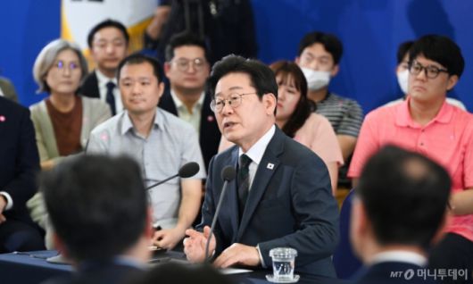 이재명 대통령이 4일 대전컨벤션센터에서 타운홀 미팅 형식으로 열린 '국민소통 행보 2탄, 충청의 마음을 듣다'에서 발언하고 있다.(대전충남사진공동취재단). 2025.7.4/뉴스1  Copyright (C) 뉴스1. All rights reserved. 무단 전재 및 재배포,  AI학습 이용 금지.