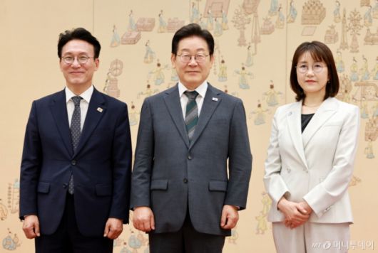 [서울=뉴시스] 고범준 기자 = 이재명 대통령이 4일 서울 용산 대통령실 청사에서 열린 임명장 수여식에서 김민석 신임 국무총리에게 임명장을 수여한 뒤 기념촬영 하고 있다. 오른쪽은 김 총리 배우자. 2025.07.04. bjko@newsis.com /사진=고범준