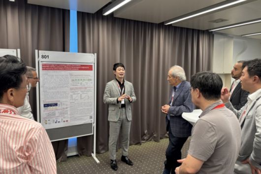 노영수 한미약품 ONCO임상팀 이사가 차세대 표적항암 혁신신약 후보물질 'HM97662'의 비임상 혈액암 연구 결과를 포스터로 발표하고 있다. /사진제공=한미약품