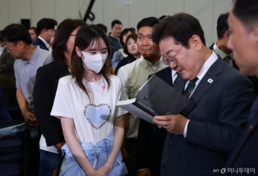 이재명 대통령이 4일 대전컨벤션센터에서 열린 '충청에서 듣다, 충청 타운홀 미팅'을 마치고 책에 서명을 하고 있다. (대통령실통신사진기자단) 2025.07.04.