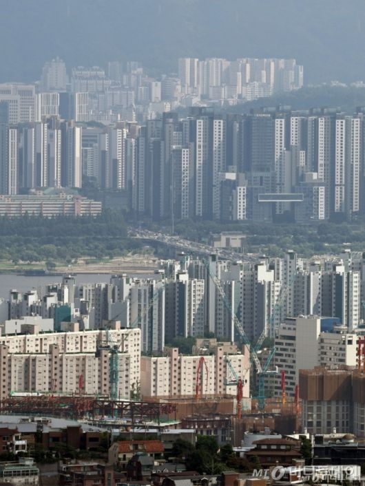 (서울=뉴스1) 민경석 기자 = 이재명 대통령이 3일 정부의 부동산 정책에 대해 "이번 대출 규제는 맛보기에 불과하다"며 "수요 억제책은 많이 남아있다"고 밝혔다.  이 대통령은 이날 서울 청와대 영빈관에서 열린 취임 30일 기념 기자회견에서  "수도권 집중이 심화되는 와중에 투기적 수요가 시장을 매우 교란하고 있다. 이러한 전체 흐름을 바꾸겠다"며 이같이 말했다.  사진은 이날 서울 중구 남산에서 바라본 강남 일대 아파트 단지 모습. 2025.7.3/뉴스1  Copyright (C) 뉴스1. All rights reserved. 무단 전재 및 재배포,  AI학습 이용 금지. /사진=(서울=뉴스1) 민경석 기자