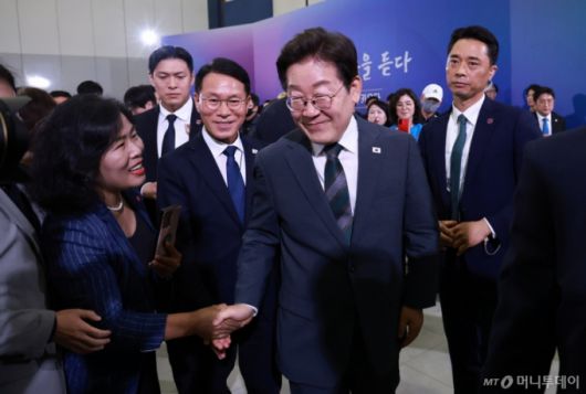 [대전=뉴시스] 고범준 기자 = 이재명 대통령이 4일 대전컨벤션센터에서 열린 '충청에서 듣다, 충청 타운홀 미팅'을 마치고 이동하며 참석자와 악수하고 있다. (대통령실통신사진기자단) 2025.07.04. bjko@newsis.com /사진=