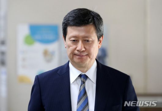 동주 전 롯데홀딩스 부회장(SDJ코퍼레이션 회장)이 동생인 신동빈 롯데홀딩스 회장 등 경영진을 상대로 손해배상 소송을 제기했다고 일본 언론이 보도했다. 사진은 신 전 부회장이 2022년 9월18일 서울 서초구 서울고등법원에서 열린 롯데 오너 일가 비리 사건 항소심 9차 공판을 마친 후 법원을 나서는 모습. /사진제공=뉴시스