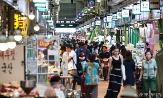 (서울=뉴스1) 김도우 기자 = 국회가 2차 추가경정예산안을 처리 예정인 4일 서울 마포구 망원시장에서 시민들이 장을 보고있다.  정부는 13조2000억원 규모의 '민생회복 소비쿠폰' 지원안과 6000억원 규모의 지역화폐(지역사랑상품권) 등이 포함된 추경안을 편성했다. 민생회복 소비쿠폰으로는 전 국민에게 1인당 15만~50만원을 차등 지급해 소비를 진작하고, 지역화폐로는 경제 활성화와 소상공인 지원에 나선다는 목표다. 2025.7.4/뉴스1  Copyright (C) 뉴스1. All rights reserved. 무단 전재 및 재배포,  AI학습 이용 금지. /사진=(서울=뉴스1) 김도우 기자