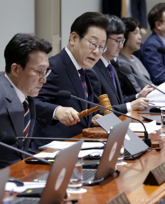 [서울=뉴시스] 최동준 기자 = 이재명 대통령이 5일 서울 용산 대통령실 청사에서 열린 국무회의에서 의사봉을 두드리며 개회 선언을 하고 있다. 2025.07.05. photocdj@newsis.com /사진=최동준