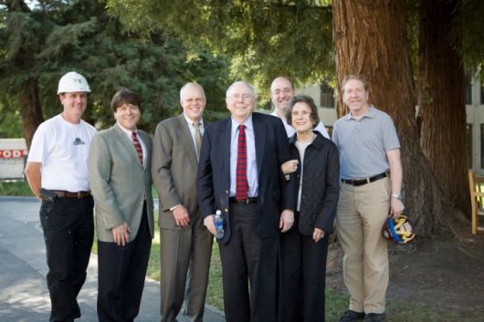 2008년 기숙사 건설 현장을 방문한 찰리 멍거와 낸시 멍거(사진 중간의 전면)/사진=스탠퍼드 대학 홈페이지