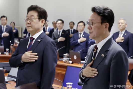 [서울=뉴시스] 최동준 기자 = 이재명 대통령과 김민석 국무총리가 5일 서울 용산 대통령실 청사에서 열린 국무회의에서 국민의례를 하고 있다. 2025.07.05. photocdj@newsis.com /사진=최동준