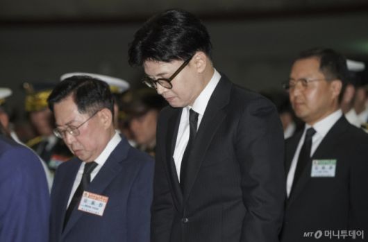 한동훈 국민의힘 전 대표가 29일 경기 평택시 해군 2함대사령부에서 열린 '제2연평해전 승전 23주년 기념식'에서 묵념을 하고 있다. (공동취재) 2025.6.29/사진=뉴스1 /사진=(평택=뉴스1) 김영운 기자
