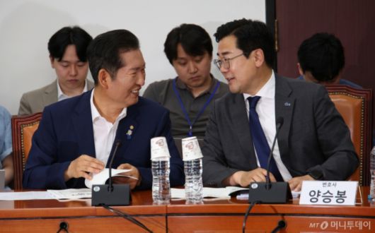 [서울=뉴시스] 김금보 기자 = 더불어민주당 당대표 선거에 출마한 정청래(왼쪽), 박찬대 의원이 2일 서울 여의도 국회에서 열린 검찰개혁 토론회에서 대화 하고 있다. 2025.07.02. kgb@newsis.com /사진=김금보