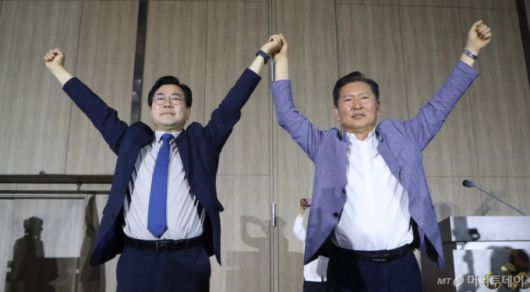 (청주=뉴스1) 김용빈 기자 = 더불어민주당 당권에 도전하는 박찬대·정청래 의원이 29일 오후 충북 청주시 오송읍 오스코에서 열린 ‘더민주전국혁신회의 전국대회’에 참석해 정견 발표 뒤 만세를 하고 있다. 2025.6.29/뉴스1  Copyright (C) 뉴스1. All rights reserved. 무단 전재 및 재배포,  AI학습 이용 금지. /사진=(청주=뉴스1) 김용빈 기자