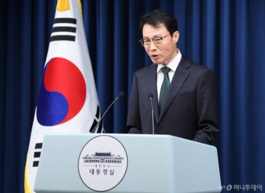 (서울=뉴스1) 허경 기자 = 이규연 대통령실 홍보소통수석이 7일 서울 용산구 대통령실 청사에서 인천 계양구 맨홀 사고 관련 브리핑을 하고 있다. 2025.7.7/뉴스1  Copyright (C) 뉴스1. All rights reserved. 무단 전재 및 재배포,  AI학습 이용 금지. /사진=(서울=뉴스1) 허경 기자