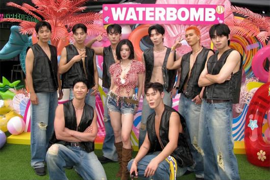 가수 권은비가 '워터밤' 무대에서 선보인 파격적인 의상과 안무를 두고 누리꾼 사이에 갑론을박이 일고 있다. /사진=권은비 인스타그램