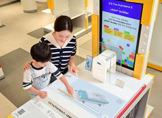 삼성전자는 레고코리아와 손잡고 '더 프리미어 5' 체험 공간을 전국 레고스토어 6개 지점에 마련했다고 7일 밝혔다. /사진제공=삼성전자