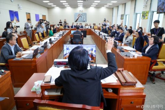 (서울=뉴스1) 안은나 기자 = 7일 오후 서울 여의도 국회에서 열린 제427회국회(임시회) 과학기술정보방송통신위원회 제1차 전체회의에서 최민희 위원장을 비롯한 더불어민주당 의원들이 방송3법(방송법·방송문화진흥회법·한국교육방송공사법 개정안) 찬성 거수 표결을 하고 있다. 2025.7.7/뉴스1  Copyright (C) 뉴스1. All rights reserved. 무단 전재 및 재배포,  AI학습 이용 금지.