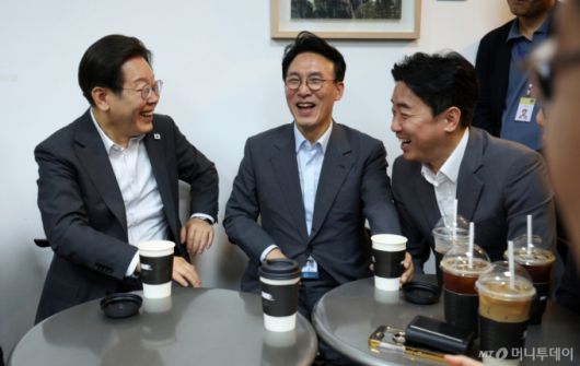 [서울=뉴시스] 고범준 기자 = 이재명 대통령, 김민석 국무총리, 강훈식 비서실장이 8일 서울 용산구 대통령실 청사 내 카페에서 출입기자들과 티타임을 하며 밝게 웃고 있다. 2025.07.08. bjko@newsis.com /사진=고범준