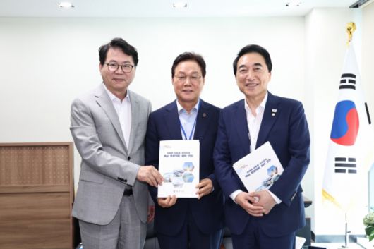 박완수 경남도지사(가운데)가 이한주 국정기획위원장(왼쪽)과 박수현 국가균형성장특위위원장을 만나 경남 현안 국정과제 반영을 건의하고 있다./사진제공=경남도