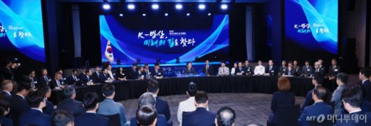 [서울=뉴시스] 최동준 기자 = 이재명 대통령이 8일 서울 용산구 그랜드 하얏트 서울에서 열린 제1회 방위산업의 날 토론회에서 발언하고 있다. (대통령실통신사진기자단) 2025.07.08. photocdj@newsis.com /사진=최동준